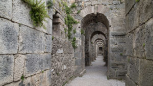 Zachovalé chodby v antickém městě na Akropoli
