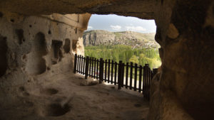 Pohled z okna skalního útvaru Selime Cathedral