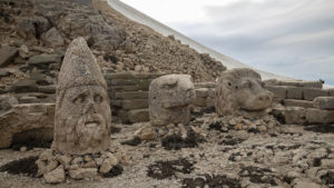 Kamenné sochy pod uměle vytvořeným vrcholem hory Nemrut