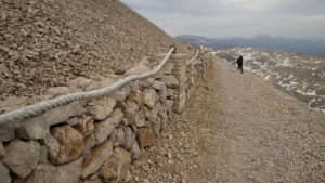 Turistický chodník okolo uměle vytvořeného vrcholu hory Nemrut