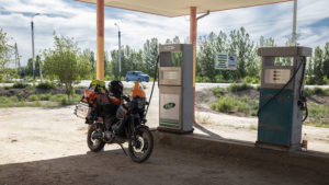 Ve městě Nukus jsem měl problém s tím, najít pumpu s benzínem. V Uzbekistánu téměř všichni jezdí na plyn, jelikož ten je jejich hlavní těžební surovinou. Nakonec jsem našel tuto pumpu s benzínem o 80-ti oktanech, ale díky za to!