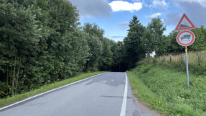 Z obce Mladkov vede silnice i s cyklostezkou do prudkých serpentýn na rozcestí u Kašparovy chaty. Na fotografii je pohled zpět.